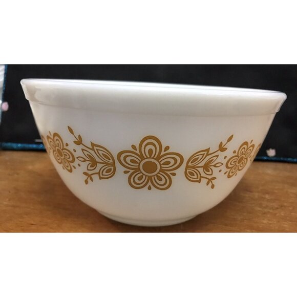 Vintage Pyrex Butterfly Gold 1 1/2 Qt Mixing Bowl #402 Very Good Condition! - Picture 3 of 8